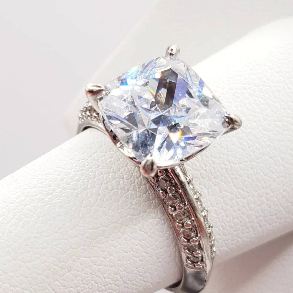 Diamond ring - Picture 1 of 4